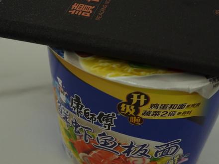 什么样的电子阅读器才不容易吃灰——墨案迷你阅 优点:
**便携性:**5.2寸的屏幕和115g的重量使得它非常适合随身携带,几乎不会增加负担。
**阅读体验:**墨水屏在户外阅读时的优势明显,阳光下更清晰,同时具备24级冷暖阅读灯,适应不同光线环境。
**操作便利:**音量键可用作翻页,logo部位可自定义触摸功能,提供了类似手机的操作体验。
**开放式系统:**可以安装第三方应用,增加了使用的灵活性。
缺点:
**屏幕限制:**小屏幕在阅读漫画时体验不佳,细节难以辨认。
**性能限制:**处理器性能较弱,安装非阅读类应用可能会导致卡顿或卡死。
**续航能力:**电池续航能力一般,需要频繁充电,且充电速度不快。
**屏幕反光:**虽然附赠了抗反光膜,但镜面屏幕在某些角度下会有反光。
#墨案 #墨案阅读器 #墨案迷你阅pro #墨水屏 #电子书