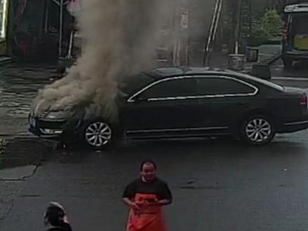 环卫车秒变消防车,“老辈子们”齐心协力灭火。@成都消防