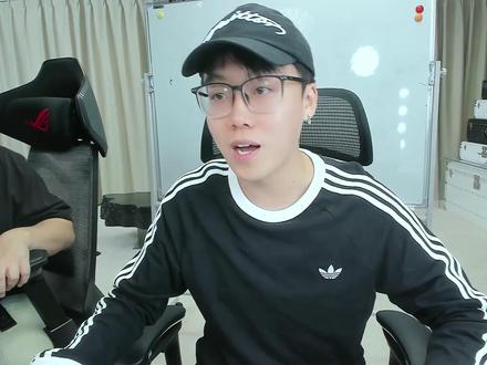 陈泽直播-测评垃圾袋打人事件 龙这波暴力测评,回旋镖在18号才飞回来,这波带货的风波还在蔓延#陈泽 #陈泽直播回放 #陈泽二创 #花小龙带货 #花小龙 @陈泽- @花小龙