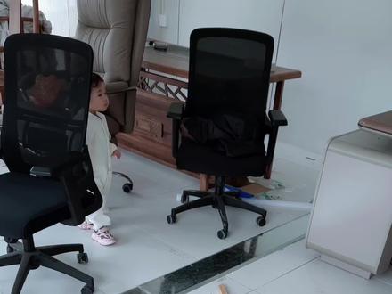 我想女儿这一页
应该是澄澈明朗 岁岁顺遂安康 我守护我期盼
这页也应是昭昭如愿 岁岁安澜 我细数我珍重
不只是替你挡住风雨,更是守护你认识世界时那声毫不迟疑的“哇——”。当你蹲下与蚂蚁认真对话,我愿自己是那个永远不着急说“该走了”的大人。你的眼睛尚能看见空气中跳舞的微光,我要做的,是轻轻关掉刺眼的灯。
我渐渐明白,“顺遂”不是你永远走在铺好的路上。而是当石头硌了你的脚,你哭过之后,依然愿意弯腰捡起它端详。是蓝莓沾满下巴时的灿烂笑容,也是睡前挣扎着不肯闭眼的执拗——你如此完整地拥有每一刻感受的权利,这就是最大的安康。
这明亮不在云端,而在你认真咀嚼时鼓起的脸颊,在发现脚趾可以动的惊喜表情里。愿你未来的明朗,始终带着这种具体而微的质地:知道自己为什么开心,允许自己为什么难过,像此刻一样,每滴眼泪都纯粹,每个笑容都不勉强
我细数的,是正在成为永恒的瞬间
今天你说了十七次“妈妈”,有五次是笑着说的。你踮脚尝试了九次,终于摸到了窗台边缘那片被夕照吻过的木纹。你午睡时睫毛颤动了三回,不知在梦里追赶着什么。这些数字会消散,但那个专注触摸世界的背影,会永远印在我生命的底片上。
我珍重的,是你浑然天成的“昭昭”
你的光明不在远方的灯塔,而在此刻——在你说“不”时皱起的小鼻子,在分享奶片时毫不犹豫伸出的手,在发现自己的影子会跟随时的咯咯笑声里。这光明如此本真,愿它永不需通过他人的认可来点燃。你本身就是光源,所到之处,万物自然显现它的可爱。
岁岁安澜,不是没有风浪
而是愿你拥有如深海般的内核:表面可以随情绪起舞,深处却始终知道自己的温度与流向。像你现在一样,哭时倾盆大雨,笑时万里晴空,每一刻都完整而不残留。
你看,连时光在你面前都变得慷慨——它允许你反复练习同一个词直到星辰初现,允许你把一顿饭吃成一场关于米粒的探险。我学着放慢呼吸,跟随你的节奏重新认识时间:原来它不是向前奔跑,而是以你为圆心,温柔地扩散着年轮。时间在你身上不是流逝,而是绽放。你今天比昨天多说的三个词,踮脚够到的第一个抽屉,都让我看见生命最本真的模样——不需要“成为什么”,只是不断“展开自己”
所以慢慢来,我的孩子。这一页不必急于翻过,每个笔画都在生成意义。你醒来的每个早晨,都像世界第一天被创造那样新鲜。而我会在这里,以你为镜,重新学习如何纯粹地活着。
岁月流转愿你永远这般富有 拥有让空气变甜的能力#get新技能的宝宝