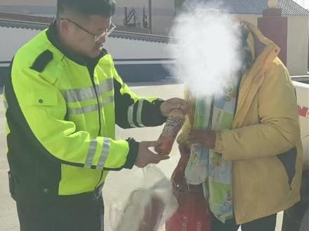 老人迷路误入高速 工作人员暖心护送交民警妥善安置 #高速 #老人 #行人上高速