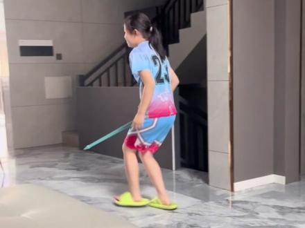 偷袭小丫头屁股,佛小坨就是个粘人精,你们家的狗子也粘人吗