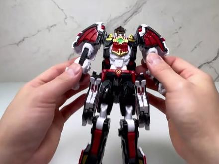 炫卡斗士W 诡翼伯爵 变形玩具评测