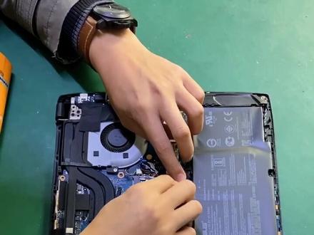 华硕飞行堡垒笔记本更换内置电池#笔记本电脑 #换电池 #飞行堡垒游戏本