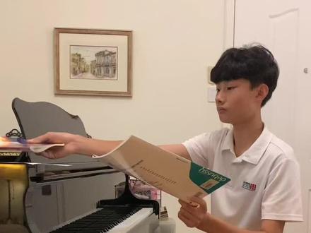 英皇考级总共有1-8级,8级难度最高。英皇八级的曲目难度差不多相当于中国十级的难度。
国内的音乐考试考试一般只考演奏(要求背诵);而英皇考级分为笔试(乐理)和演奏两个部分,演奏考核的内容十分多样,包括音阶/琶音考核、视奏考核、听音考核等,非常注重学生的综合音乐素养。从这个角度来看,英皇考级的要求更加全面,考试难度也会更大。
很多国际学校或有出国留学的同学一般会选择英皇考级,因为世界上很多国家都认证ABRSM考级证书,如果某个学生的一项乐器通过英皇八级,学校则会为他/她免费提供奖学金…#学琴之路 #英皇八级钢琴曲 #妈妈最喜欢的一首😁