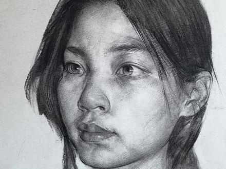 都说我画的女生像长了胡子一样!好伤心 不过我改了,然后再附上我的过程图!
炭条画头像,揉擦其实很简单。
首先别着急擦,先把大体明暗铺出来。柳炭松,一层色马上揉,叠多了容易脏、容易灰。
大面积暗部用刷子或者纸巾轻带一下,统一通透。灰面换小擦笔轻轻过渡,不要来回蹭。五官边缘用尖一点的擦笔收形,别糊掉。
揉的时候顺着骨骼走,眉弓、颧骨、脸型方向去抹,不要乱转圈。亮面尽量少碰,留白才有质感。
记住顺序:先铺色、再揉顺、最后再用炭笔卡结构、提轮廓。
新手最容易犯的错,就是整幅死擦、用力擦,越擦越平,没有层次。揉擦只是过渡,不是把画面全抹光。
#跟我一起学画画 #创作者中心 #创作灵感 #画画#素描