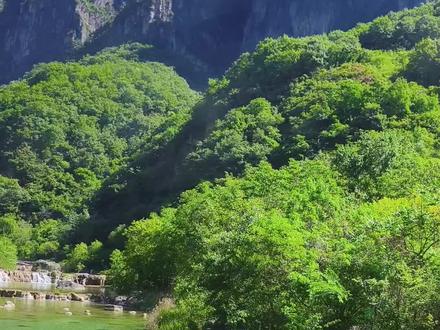 云台山的确很值得一去 5A,门票可以玩三天。景区因山势险峻,峰壑之间常年云锁雾绕而得名。是一处以裂谷构造、地质地貌景观和水动力作用为主、以自然生态和人文景观为辅,集美学价值与科学价值于一身的综合型地质公园。