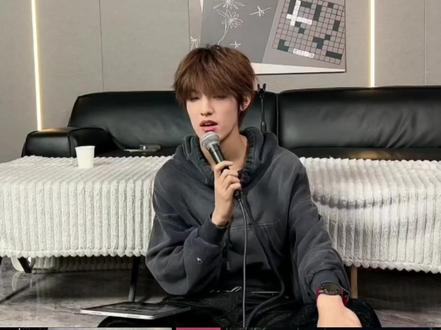 你站在粉丝们为你精心准备的冰雕前,周围是来往打卡的人群。灯光映着剔透的冰,映着他们发亮的眼睛。你静静看着——看他们举起手机时认真的模样,看他们指着某处细节轻轻惊呼,看他们彼此分享着与你有关的故事,笑声像碎冰碰着瓷碗般清脆。
你一语未发,只眉眼弯弯笑着,被满溢的幸福紧紧包裹,悄悄将这帧温暖定格在手机里,妥帖珍藏💚#张泽禹