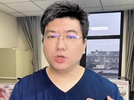 乳腺增生结节乳腺癌按起来的区别 很多患者发现乳腺癌的时候都是洗澡的时候用手按到结节,才来医院看病的。那么乳腺增生,乳腺结节,乳腺癌按起来有什么不同呢?按的时候要用手指的指腹平行于皮肤去按压,不要去抓,抓是错的的。#乳腺自检 #乳腺结节 #乳腺增生 #乳腺癌 #乳腺症状