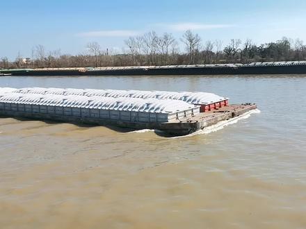 美国🇺🇸密西西比河上的这种运货驳子和拖头,还是二十多年前在中国🇨🇳的长江里面看到过了,现在已经看不到了,淘汰很多年了,现在长江里面都是大的自航船🚢,运量比密西西比河的船要大很多,美国🇺🇸的基础设施落后真不是盖的…#在外漂泊的人 #打工人 #打工魂