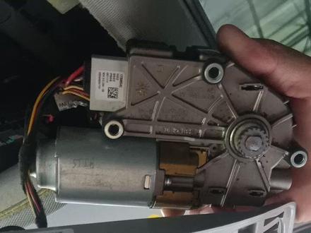 奥迪天窗分大小,马达也分正反转。修这个玩意和宇航员伸头出去修太阳能板难度类似,费脖子。大天窗,问你怕没。#2016款奥迪A6L#二手车搬运工 #不一样的汽车观点