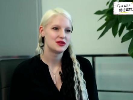 撒贝宁与老婆李白罕见同台:洋媳妇一脸娇羞,小撒真是太有福气了