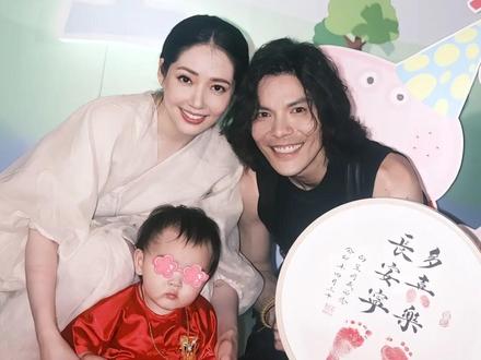 第一现场近期在上海独家专访中国香港演员、中华全国青联委员向佐。对于子女会不会进入娱乐圈,向佐表示孩子还小需要接受正规的教育,也需要一个正常的成长环境,来磨练性格。#第一现场独家专访向佐 #向佐 #抽象之神 #郭碧婷 #DOU小助手 @抖音小助手