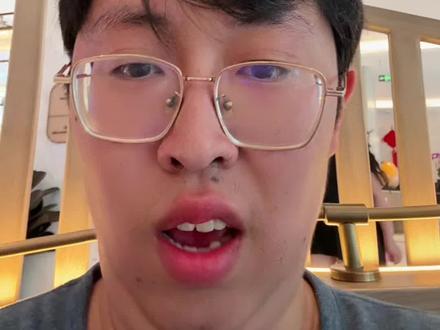 赛事与时间
原定4月10日至12日在巴林萨基尔赛道举办的巴林大奖赛,以及4月17日至19日在沙特吉达赛道举办的沙特阿拉伯大奖赛同步取消。同期的F2、F3和F1学院系列赛也一并停办
中东地区局势持续紧张,巴林赛道周边20公里处曾遭遇导弹袭击,沙特能源设施面临安全威胁,区域空域关闭导致物流瘫痪。国际汽联(FIA)与F1官方评估后,以“人员安全为最高准则”作出最终决定
尽管考虑过意大利伊莫拉赛道、葡萄牙波尔蒂芒等替代场地,但因筹备时间不足(物资转运需提前三周)、后勤冲突及商业可行性低,最终放弃在4月安排任何替补赛事。
赛季缩水:总站数从24场减至22场,为2011年巴林动乱取消赛事后最重大赛历变动。
超长空窗期:从3月底日本大奖赛结束(3月29日)至5月初迈阿密大奖赛(5月3日)之间,出现长达35天的休赛期,打破1999年以来春季休赛纪录
车队备战节奏打乱:巴林站本是新车高温性能关键测试场,取消后车队需在欧洲多变环境下仓促调整策略,中游车队追赶窗口被压缩。
经济损失:中东分站贡献F1全年约15%营收(超5亿美元),沙特单站承办费达5500万美元。此次取消直接导致F1损失1.9亿至2亿美元,并可能触发违约金
F1主席多梅尼卡利称此为“艰难但正确的决定”,强调安全优先;国际汽联主席本·苏拉耶姆重申“赛事安全不可妥协”。
沙特主办方表示理解,并承诺维持与F1的长期合作关系
若中东局势持续恶化,卡塔尔与阿布扎比站仍存在不确定性。此外,此次取消暴露F1过度依赖中东市场的脆弱性,未来或需调整赛历地域分布以提升抗风险能力#关我屁事 #中东 #网红明星 #老百姓不关心的话题 #土豪的世界你不懂