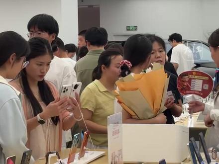 高考结束了 第一时间必须去买手机 6月9日,高考落幕,不少同学与家人一起挑选人生第一部手机,欢声笑语萦绕四周。十二年努力画上句点,此刻满是轻松与喜悦,尽情享受属于他们的欢乐时光。#高考 #高考后买手机