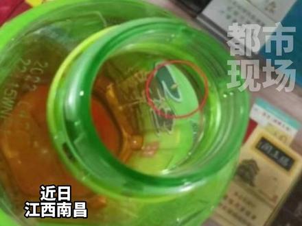男子喝了一口“康师傅绿茶”后,惊讶发现瓶里居然有虫卵。康师傅工作人员:可能是加工包装进去的。#消费调查 #维权 #江西dou知道 #江西南昌 #康师傅绿茶