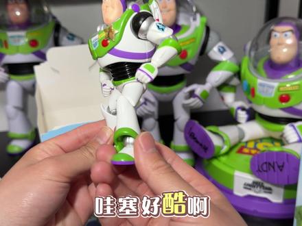TOPTOY 玩总5盲盒 巴斯光年详细攻略! 当时以为台面上只有一整盒没有加新的,发现有三个重的,开除掉比较满的三小只,剩下的两只手感完全是一模一样,甚至在怀疑是小荷平板?!最后先开了第一盒之后又去摇了一下,顺便问了店员是开了两盒,那毫无疑问直接拿下!!
视频仅供大家参考,希望大家都能抽到帅巴斯#玩具总动员5 #toptoy #迪士尼#玩具总动员#胡迪