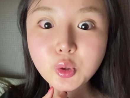 28岁辞掉教师编!父母说没我这个女儿! 全民考公,似乎是现在的热潮。上岸,似乎也成了稳定和成功的代名词。现在任何工作只要有编制,仿佛就是家庭稳定的核心要素,很多人在职考公考编,甚至全职考公考编。包括很多粉丝比较疑惑,说我为什么要这么多年才辞职辞掉教师这个编制一个非常重大的原因就是我的父母不想我离职,所以我需要存到足够的钱来维持我的书和后续的生活,并且我发现在这个世界上真正爱我们自己的就只有我们本身,就父母的爱也有差别,爱不是纯粹的,任何的爱都不是。我因为离职这个事情跟家里人的关系非常不好,我一次次地意识到,我的家人好像从小到大都不知道我心里到底在想什么他们好像就这样略过我的痛苦当成他们的所有物擅自为我的人生做了许多决定,却没有问过我要不要。我有时候真的想知道编制有那么重要吗?可以去左右一个人爱不爱吗?#考公#考编 #裸辞 #原生家庭 #情感