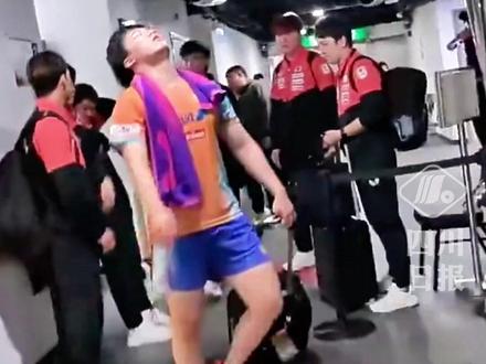 王楚钦击败日本选手松岛辉空,松岛辉空赛场上扔掉毛巾,掩面倚墙自我调节 #体育 #乒乓球 #运动