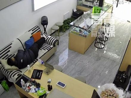 男子看店睡觉被歌曲叫醒回应#看店 #搞笑 #万万没想到