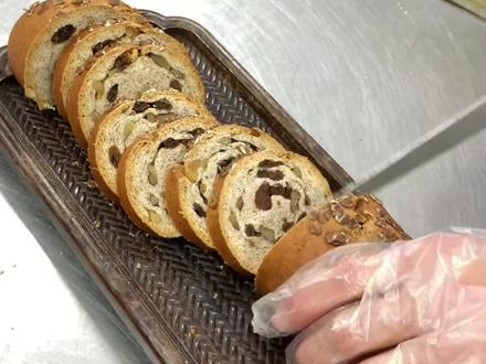 给你们看个好吃的,奶香麦香的黑麦坚果列巴,当早餐很不错哦