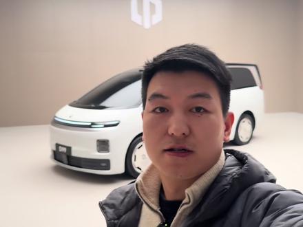 半价「高铁」,零跑D99值得拥有? 没想到零跑 D 系列居然是双旗舰齐发,除了 D19 之外,还带来了零跑的首款 MPV 车型,零跑 D99。从这个名字就能看出,D99 或许才是零跑 D 系列的真旗舰。
D99 定位同样是大型 MPV,车长超过 3.2 米,轴距超 3.1 米。不过很可惜,这次我们还只能简单的带大家看一下这辆车的外观,瞧瞧这个半价“高铁”#零跑 #零跑D99