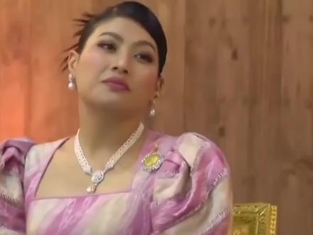 思蕊梵公主出席例行公务,手里拎着爱马仕限量款包包,浑身上下都是名牌