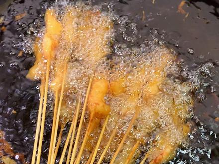 复刻校门口老式裹酱炸串,鸡肉小串香麻了! 炸鸡肉串裹上酱之后容易变软,自己做的时候可以边吃边蘸,超脆超好吃!!
#炸串 #炸鸡肉串 #裹酱炸串 #复刻美食 #美食创业分享