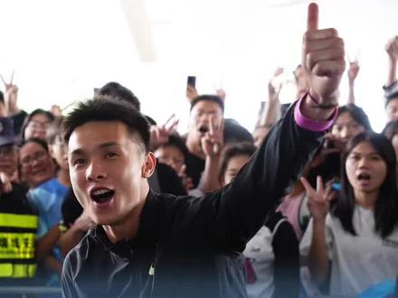 4月13日,在2025全国田径大奖赛肇庆站最后一个比赛日中,由苏炳添、刘洪熙、丘智贤和严海滨组成的广东队以39秒25的成绩夺冠,“苏神”领衔三名00后小将完美演绎“广东速度”。严海滨赛后这样评价老大哥,“他一直是我们年轻一辈的目标,我们不知道未来能不能超过他,但会一直朝着他的方向前进,他是我们的旗杆!”(记者 柴智 钟振彬 梁喻 柳诚)