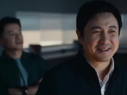 《飞驰人生3》票房破35亿,超越《热辣滚烫》进入春节档历史前十。
由韩寒执导,沈腾、尹正、黄景瑜、张本煜领衔主演,魏翔、沙溢、范丞丞、孙艺洲主演,段奕宏特邀主演,张新成、胡先煦、李治廷、白宇帆、周政杰、高华阳特别出演,贾冰、王安宇、陈永胜、冯绍峰、郝瀚友情出演的喜剧电影《飞驰人生3》累计综合票房破35亿,超越《热辣滚烫》,进入内地影史票房总榜17强、春节档历史10强。
2024年《飞驰人生2》正面遭遇《热辣滚烫》,最终惜败。2026年《飞驰人生3》隔空打赢了两年前的《热辣滚烫》,也算为自己正名了。但同期其他电影中票房最高的都不足《飞驰人生3》的三分之一,可见大盘之惨淡了。瘦死的骆驼比马大,即便2026年春节档总体数据并不理想,但《飞驰人生3》身为冠军还是赚得盆满钵满。#飞驰人生3 #春节档电影 #热辣滚烫 #沈腾 #票房