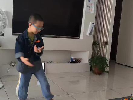 不知道你什么时候拼了这么多的枪,还不错哟小子,#小孩子的快乐总是那么简单 #雪花片玩法 #拼枪 希望你快快乐乐成长,加油