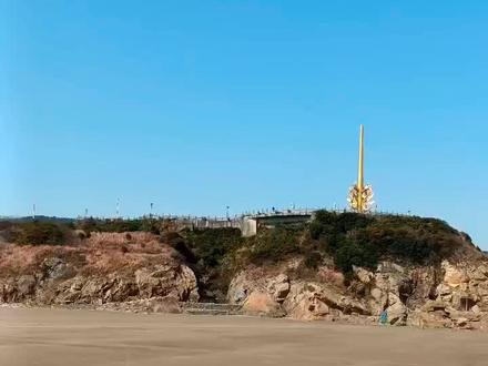 定海神针座落于东海前哨舟山市岱山岛东北部鹿栏晴沙的海坛之上,是东海龙宫的镇海之物,是孙悟空如意金箍棒的一部分,它的主体部分直通海底,守护着海眼和龙宫的安宁,神针下方由东南西北四海龙王呵护着。岱山渔民每年都会举行规模盛大的谢洋祭海祭祀大典,以谢龙水酒为核心,表达对大海的感恩之情,并在古祭坛遗址上建造了大型祭海坛,是我国东海五千年海洋文化史上最具海洋渔文化个性的民俗之一,已被国务院列为非遗文化名录。岱山岛,不仅是风景如画的海岛风情旅游胜地,近距离仰视定海神针,更能感受到如意金箍棒的神秘力量,仿佛能听到它诉说着岱山千年深厚的历史故事!承蒙大姐极力推荐,我两度重返游览,拍下了很多值得留恋的照片和视频。美丽岱山,人间蓬莱,名不虚传!