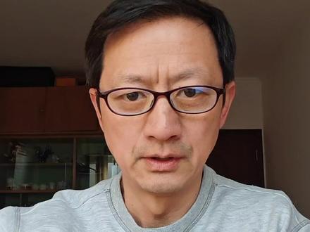 贺蛟龙坠马去世,教大家三个小知识 新疆大网红,农产品的销冠,贺娇龙(原副县长)因为坠马于1月14日晚23点不幸去世。我作为以前的神经外科医生,给大家三个建议。第一,我们平时要有意识训练“会摔”,养成抱头习惯,让孩子也去做一些足球或者滑雪的训练,养成正确摔倒的姿势。第二,要练核心,主要是腰腹臀。第三,多吃肌肉,肌腱,韧带所需要的甘氨酸,脯氨酸,赖氨酸和维生素C,有了强大的胶原蛋白,我们就不容易摔伤。#贺娇龙 #贺娇龙局长 #坠马 #经验分享 #健康科普