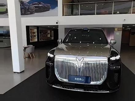 今天来看岚图泰山,双拼色车身非常引人注目,红色与黑色的碰撞既显豪华又充满力量感。
标志性的智驾小蓝灯与车顶激光雷表明它搭载了智能驾驶系统,科技感十足。
侧面看去,超过5.2米的车长配合双色车身,气势磅礴。红色主要覆盖在车身主体,与车顶、部分立柱的另一种颜色形成鲜明对比,营造出悬浮式的视觉效果。
车尾部分,贯穿式的“山海倒影”尾灯点亮后极具辨识度和东方韵味。而车尾的 “Ads”标识则直接点明了其所搭载的华为乾崑高级辅助驾驶系统,彰显了其顶尖的智能驾驶身份。
总的来说,岚图泰山的外观成功地将东方美学、豪华气场与前沿科技融合在了一起。
坐到车内(体验了一下大四座模式),第一感觉就是大,泰山的大四座模式太适合一家四口出行了,脚基本上可以伸到前面座椅,翘个两郎腿也没问题。#岚图泰山