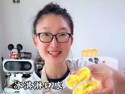 新手零失败的软皮绿豆饼!内软软糯绵密,如冰淇淋口感,太好吃啦 哪怕是烘焙新手也可以零失败的软皮绿豆饼!这次升级了内馅做法和配方,口感更湿润绵密,加入淡奶油吃起来还有冰淇淋的口感。饼皮松松软软,哪怕放凉了也不会硬!#软糯绵密绿豆饼 #烘焙新手 #高比克u8厨师机 #高比克80s