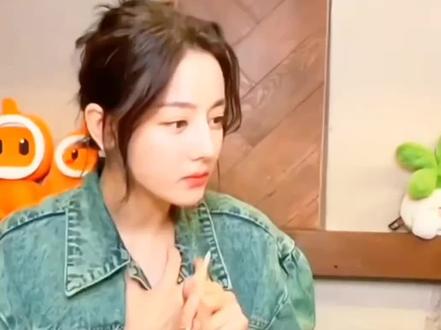 鞠呀!原来你早期那么不被尊重!那咋了她们几个就是很权威 #白鹿 #赵露思#鞠婧祎#迪丽热巴@白鹿my @鞠婧祎 @赵露思 @Dear-迪丽热巴
露思真的很好,因为代言一个游戏被骂,看到他们传那张图片,真的很无语 合作跟代言是分不清吗?这个合作是指的签约的合作 也不知道是哪个神人传的这张照片,露思别代言超自然了,我心疼你