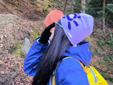 Vlog|雨崩最难路线!神湖线全程记录,看完你敢来吗😂 神湖线
🚶♀️往返:16km
⛰️海拔:4470m
📈爬升:1600m
来雨崩一共四天,真的就这一天看到了日照金山,超级幸运,相信这寓意着幸运与希望的盛景,愿看到这篇笔记的大家,都能诸事顺遂,心愿得偿!
“眼睛在天堂,身体在地狱。”
这句话真的不是说说而已!这次挑战了雨崩最难的神湖线,景色是真美!还能看到卡瓦博格,不过这条线真的是对体力和意志的双重考验!💪
一路上穿越原始森林,都是未被开发的野路,泥泞湿滑很不好走 ,后半程都是冰雪路段,更加难走。所以一定要带好冰爪。路上会遇到小黄(狗狗)陪你一段路,休息时还会有小松鼠跑到你身旁。爬到半山腰时,云雾突然散开,卡瓦博格峰就这样毫无预兆地出现在眼前!那一刻,所有的疲惫都被震撼取代,真的感觉自己在和神山对话🏔️。
虽然这次我们就差一点点到神湖了,但留点儿遗憾,下次再来。量力而行,安全第一更重要!
神湖线虽然难,但每一步都值得!
✅ 原始森林的静谧
✅ 高山草甸的辽阔
✅ 卡瓦博格的威严
✅ 神湖的圣洁与神秘
Tips:
1️⃣ 一定要带足水和干粮,路上没有补给点!
2️⃣ 海拔高,注意防高反,慢慢走别急!
3️⃣ 一定结伴而行,安全第一!
4️⃣无论走到哪,建议15:00前下撤!(天黑就很危险了)
(神山圣湖不是终点!安全才是)
如果你也热爱徒步,想要挑战自我,雨崩神湖线绝对值得一试!但切记,一定要结伴而行,带上足够的装备和补给,安全第一!
#雨崩徒步 #神湖线 #卡瓦博格 #户外 #vlog