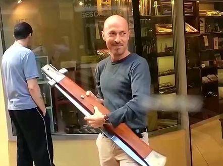 光头手拿弹簧刀当他打开的那一刻路人小脑萎缩了