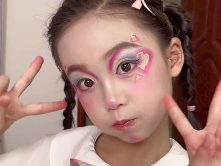 专属宝贝的六一仪式感,不用复杂彩妆,妈妈亲手画的爱心啦啦妆,软萌又亮眼,上台表演、拍照出片都超绝,手残党也能一次成功#儿童妆容舞台妆 #六一儿童节 #校园表演妆 #儿童可爱妆 #儿童舞台妆彩绘妆造