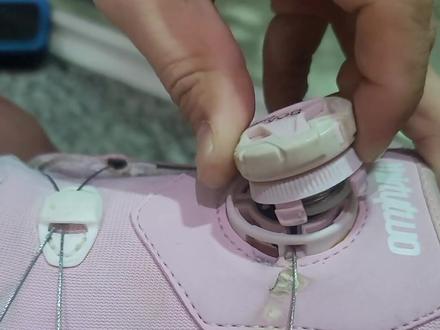 单板雪鞋BOA旋钮更换钢丝。缝缝补补又一雪季#BOA扣维修 #雪鞋修复 #更换钢丝绳 #BOA旋钮