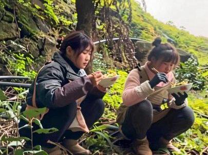 俩姐妹耗时一整天,砍竹、拼接、搭简杆,把大自然的馈赠,变成家里的便利,平淡日子也能玩出花样!#真实生活分享计划 #改造#三农 #农村生活