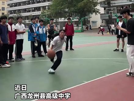 广西一女生校内打球技惊全场,自信展示拉杆上篮、后仰跳投等高难度动作。网友:最后一招“神龙摆尾”太帅了。(来源:蜂蜜、人民日报) #谁来看下这女生什么球风 #她居然会亢龙不悔旋风式灌篮 #广西女孩超强球技燃爆全场 #广西篮球女生冯敏敏走红 #篮球