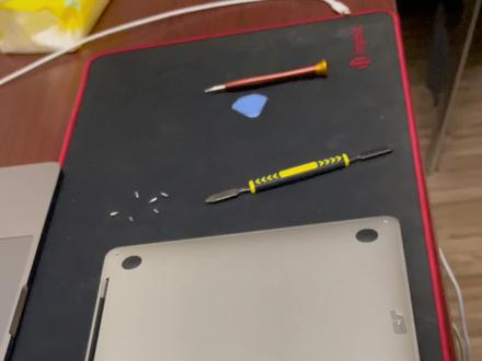 苹果Mac book pro,新手小白拆机教程
使用一定时间后后觉散热没那么好,想自己动手清清灰尘可以按上面👆简单明了#笔记本电脑 #苹果笔记本维修