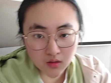 论文答辩一般问什么?导师最常问的3个问题,提前准备直接稳过!
论文答辩最可怕的,
根本不是PPT!
而是导师突然一句:
“你这个论文为什么这么写?”
很多同学答辩一上台,
直接大脑空白。
其实论文答辩,
老师来来回回就问这3类问题!
今天一次性告诉你,
提前准备,答辩基本稳了!
第一步:老师最爱问——“你为什么选这个题目?”
这几乎是答辩必问!
很多人一紧张,
直接回答:
“因为老师安排的……”
这一句,
气氛瞬间没了。
正确回答一定是:
👉研究背景 + 现实意义 + 个人思考
比如:
“我发现现在很多大学生都有这个问题,
所以我想研究它的原因和解决方法。”
记住:
老师不是想难为你,
而是想看——
你到底懂不懂自己的论文!
第二步:一定会问——“你的研究方法是什么?”
很多同学论文自己写完,
连“研究方法”都说不清。
结果导师一问:
“你为什么用问卷调查?”
“为什么选这个案例?”
现场直接慌了。
其实回答很简单:
👉你用了什么方法
👉为什么适合这个课题
👉最后得出了什么结果
比如:
“因为我的研究对象数量比较大,
所以我选择问卷调查法,
这样数据会更有代表性。”
记住一句话:
老师不怕你不会,
就怕你自己论文都不熟!
第三步:最后一定会问——“论文还有哪些不足?”
这才是很多人的“翻车现场”。
有人直接说:
“我觉得没有什么问题。”
这一句,
导师听完直接扣印象分。
正确做法:
👉主动承认小问题 + 表达后续改进方向
比如:
“因为时间有限,
样本数量还不够大,
后续我会继续补充数据。”
老师最喜欢的,
其实是“态度”。
你越真诚,
越容易过!
记住:
论文答辩拼的,
从来不是你有多厉害。
而是——
你对自己的论文到底熟不熟!
#论文答辩#答辩#答辩问题#答辩模板#论文