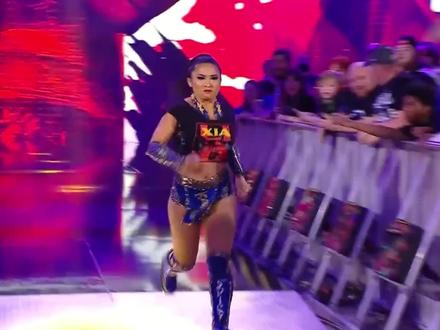 正义满满!李霞拯救陷入绝境的阿丽娅! #WWE #摔角 #wwe李霞 #中国选手 #中国摔角手