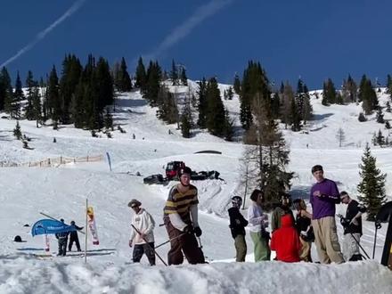 #滑雪 #抖音雪地狂欢季 单板VS双板,到底哪个更好玩