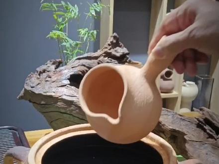 #高端茶器 #致敬平凡的你 #茶具好物推荐 #烤茶罐 #土陶罐 #匠心制作 #器物之美 #手艺人 #非遗 #纯手工打造 #匠心匠人 #传统手艺
如何开罐,找一个大点的容器,放水放米放罐罐一起大火🔥煮开,像熬粥一样小火再熬半个小时,粥凉了以后洗干净再烤干罐子,就可以直接煮茶了,土陶罐使用初期会有微微渗水情况,是属于正常现象哦,不是漏水,多煮几次粥就可以了……