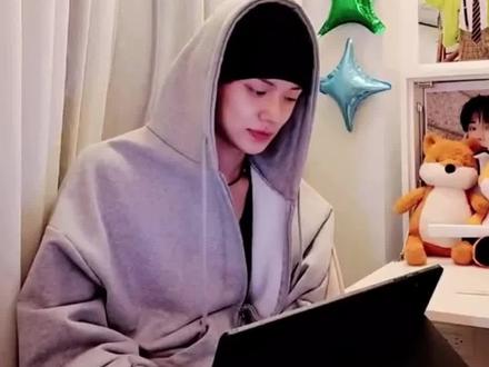 #崔然竣直播 看出来小猫很开心了,前辈人真的好好!#崔然竣 #田柾国 #TXT #Hybe