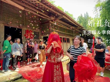 筷子一扔 代表着从此不再吃娘家饭 姐姐出嫁 周围的人都在笑只有弟弟在角落默默看着哭的一抽一抽得 妈妈也是很不舍#农村婚礼 #婚礼摄像 #婚礼当天 #贵州