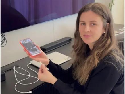 🎮 我在做什么? 简单英语|一起来玩个小游戏吧 😄
Can you guess these actions?你能猜出我在做什么吗?👇
📌 记得这样说:
👉 I am / I’m(我正在…)
👉 She is / She’s(她正在…)
🧥 She’s zipping her jacket|她在拉拉链
🔌 She’s plugging in her phone|她在给手机充电
🚪 I’m knocking on the door|我在敲门
🔒 I’m locking the door|我在锁门
跟着说出来,边玩边学,口语自然就进步啦 🗣️✨
Which one is your favourite?你最喜欢哪一个动作呢?👇